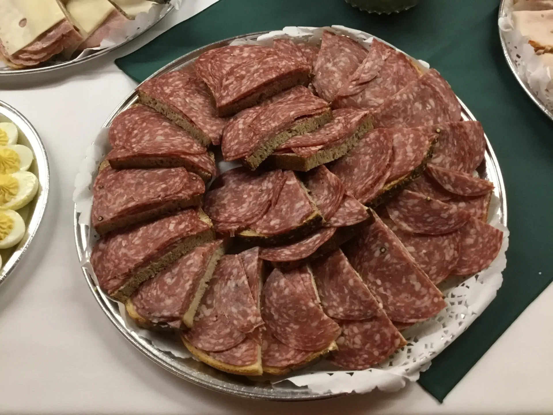 A plate of meat on top of the table.